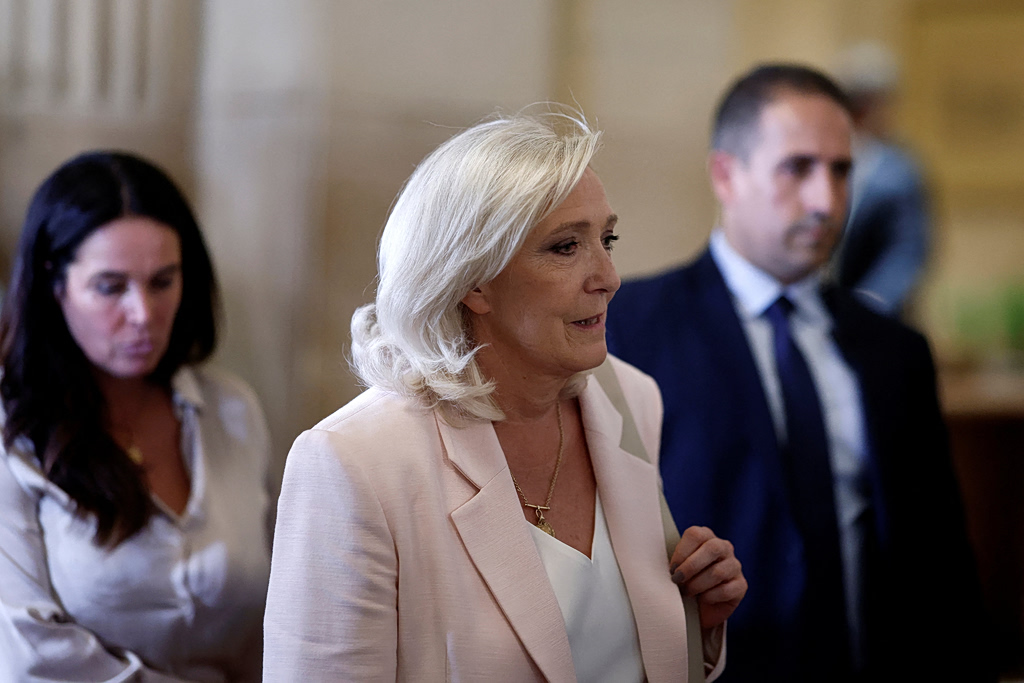 Γαλλία: Η Λεπέν αποφασίζει απόψε αν θα διεκδικήσει την προεδρία με ηλεκτρονικό βραχιολάκι