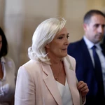 Γαλλία: Η Λεπέν αποφασίζει απόψε αν θα διεκδικήσει την προεδρία με ηλεκτρονικό βραχιολάκι