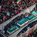 Μυστήριο στην κηδεία του Χαμενεΐ: Ποιος ήταν ο άνδρας με τη μαύρη μάσκα και γιατί έκρυβε το πρόσωπό του