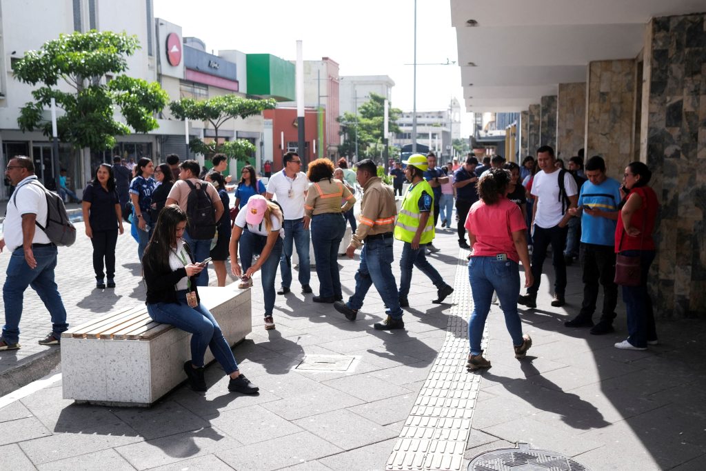Ταρακουνήθηκαν τα κτίρια από τον μεγάλο σεισμό στο Μεξικό – Πολίτες βγήκαν έντρομοι στους δρόμους (video)