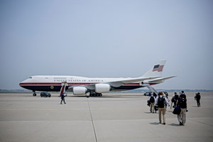 Πατατράκ στον Λευκό Οίκο με το νέο Air Force One: Το στέλνουν για «ρεκτιφιέ» – Σάλος για τα κενά ασφαλείας