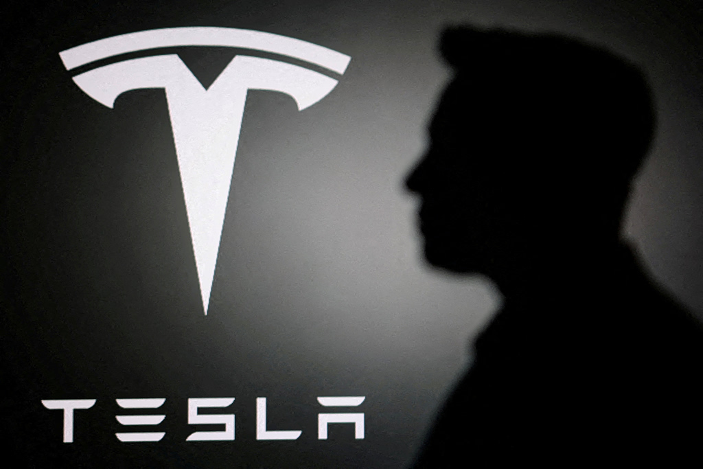 Tesla: Ξεμένει από ρευστότητα εξαιτίας των αυξημένων επενδύσεων σε AI και ρομποταξί
