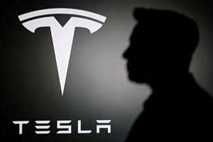 Tesla: Ξεμένει από ρευστότητα εξαιτίας των αυξημένων επενδύσεων σε AI και ρομποταξί