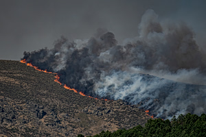 Πύρινη κόλαση σε Γαλλία και Ισπανία – Χιλιάδες άνθρωποι εγκαταλείπουν τα σπίτια τους (video)