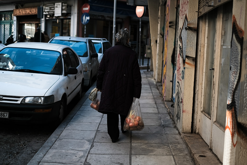 Γιατί δεν έχουμε πεζοδρόμια στην Αθήνα;