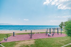 Νέα εποχή για την παραλία της Φρεαττύδας: Σύγχρονες υποδομές, ασφάλεια και καλύτερες συνθήκες για τους λουόμενους