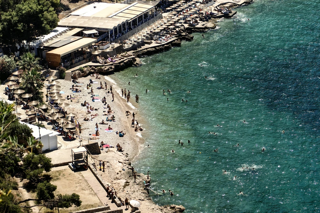 Καιρός – Πρώτο Σαββατοκύριακο του Ιουλίου: Ήλιος σήμερα, «βουτιά» της θερμοκρασίας και θυελλώδεις άνεμοι μετά