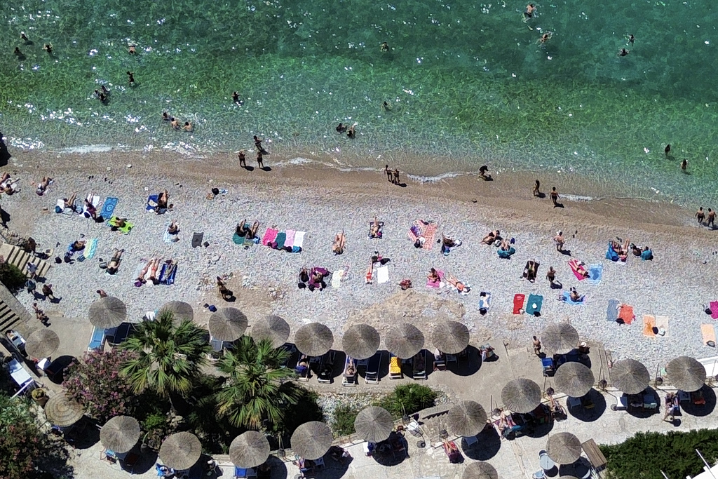Μπάνιο – «φαρμάκι» στην Αττική: Πάνω από 100 ευρώ το κόστος για μια οικογένεια στην παραλία