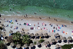 Μπάνιο – «φαρμάκι» στην Αττική: Πάνω από 100 ευρώ το κόστος για μια οικογένεια στην παραλία