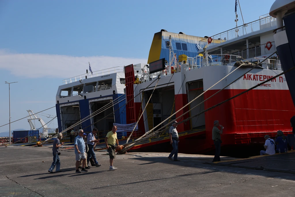 Δεμένα τα πλοία στη Ραφίνα μέχρι το πρωί του Σαββάτου