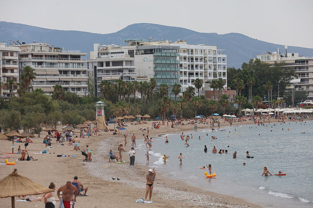 Κοσμοσυρροή στις παραλίες της Αττικής για ακόμα ένα Σάββατο – Τι καιρό θα κάνει την Κυριακή (vid)