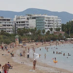 Κοσμοσυρροή στις παραλίες της Αττικής για ακόμα ένα Σάββατο – Τι καιρό θα κάνει την Κυριακή (vid)