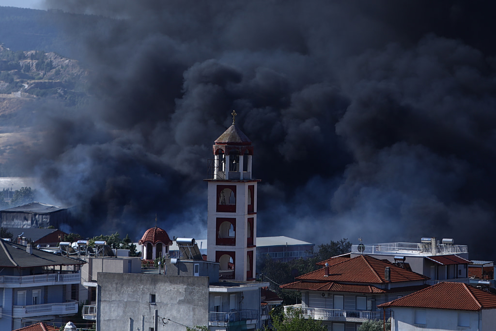 «Καμπανάκι» για την ατμόσφαιρα στη Θεσσαλονίκη: Αυξημένα μικροσωματίδια μετά τη φωτιά στο Ωραιόκαστρο