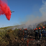 Φωτιά στην Οινόη: Μάχη για να μην φτάσει σε σπίτια, ήχησε το 112 για ετοιμότητα – Πού έχει διακοπεί η κυκλοφορία