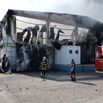 Ασπρόπυργος: Βίντεο σοκ με εγκαυματία να βγαίνει από τις φλόγες – Ένας 54χρονος με 90% εγκαύματα