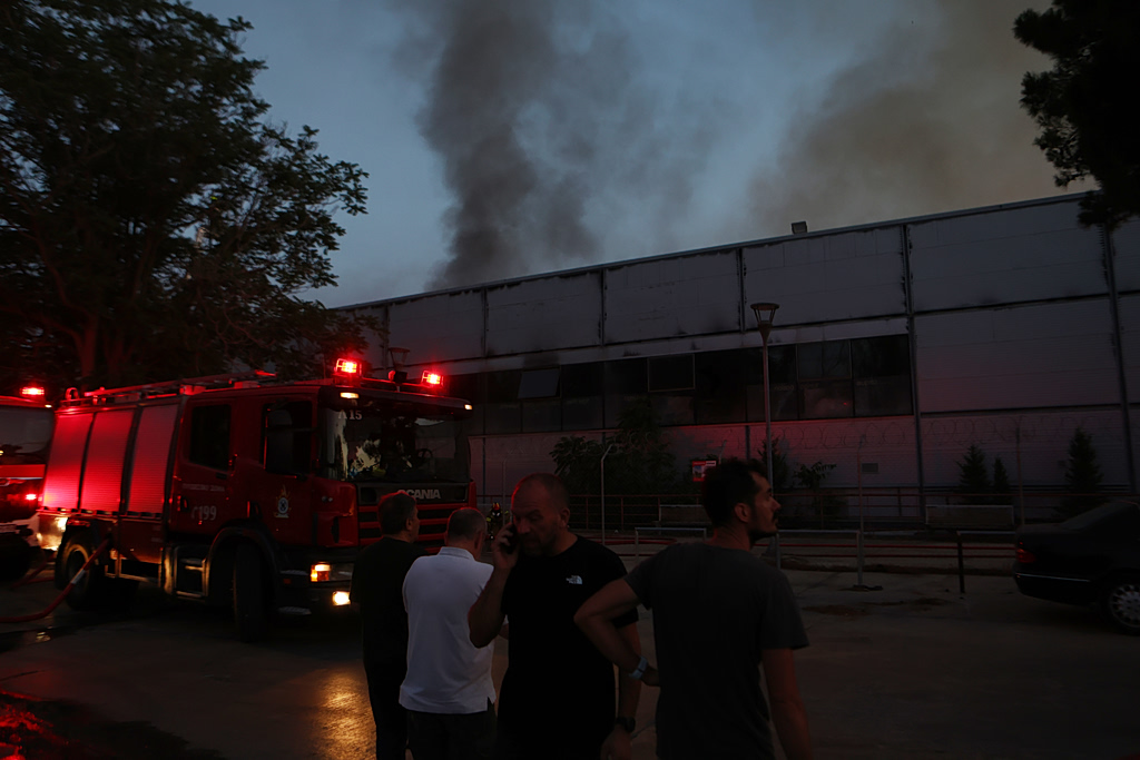 Πάρκο Γουδή: Περιορίστηκε η πυρκαγιά στο παλιό κτίριο του Μπάντμιντον – Κλειστή η Λ. Μεσογείων