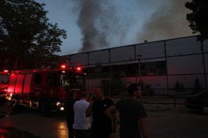 Πάρκο Γουδή: Περιορίστηκε η πυρκαγιά στο παλιό κτίριο του Μπάντμιντον – Κλειστή η Λ. Μεσογείων