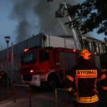 Περιορίστηκε η φωτιά στο κτίριο του Μπάντμιντον, κατέρρευσε η στέγη- «Φλέγονταν οι πάνω όροφοι»