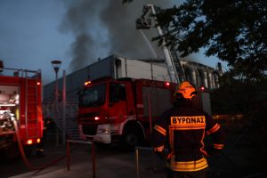 Περιορίστηκε η φωτιά στο κτίριο του Μπάντμιντον, κατέρρευσε η στέγη- «Φλέγονταν οι πάνω όροφοι» λέει αυτόπτης μάρτυρας
