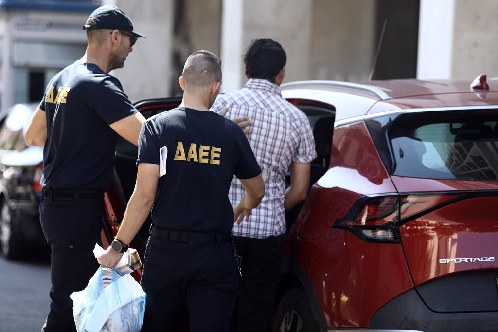 Ασπρόπυργος: Στην Ευελπίδων οδηγούνται οι δύο συλληφθέντες για τη φονική έκρηξη και πυρκαγιά