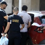 Ασπρόπυργος: Στην Ευελπίδων οδηγούνται οι δύο συλληφθέντες για τη φονική έκρηξη και πυρκαγιά