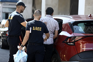 Ασπρόπυργος: Στην Ευελπίδων οδηγούνται οι δύο συλληφθέντες για τη φονική έκρηξη και πυρκαγιά