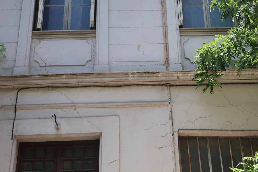 «Ξυπνάμε και βλέπουμε νέες ρωγμές – Ζούμε με τον φόβο»: Αγωνία στην Κυψέλη για τις εργασίες της Γραμμής 4 (video)