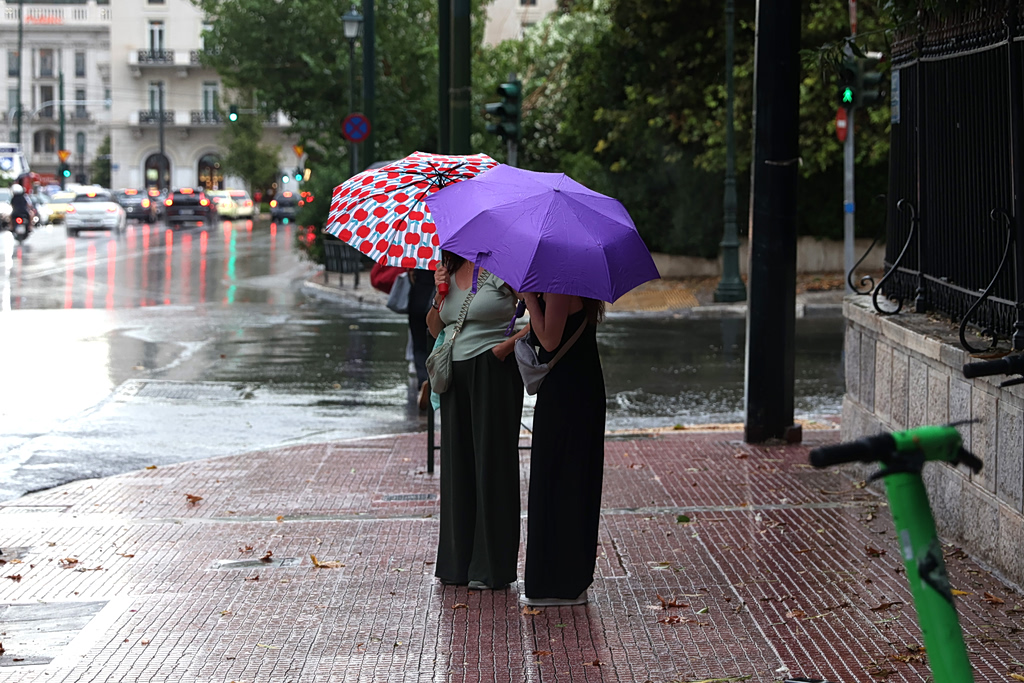 Η κακοκαιρία επιμένει: Καταιγίδες, κεραυνοί και χαλάζι – Οι περιοχές σε «κόκκινο» συναγερμό