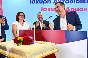 Αλέξης Τσίπρας: Τούρτα – έκπληξη για τα γενέθλιά του στην εκδήλωση της ΕΛ.Α.Σ.