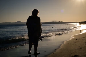 Τι είναι οι τροπικές νύχτες που θα ζήσουμε μέχρι την Πέμπτη – Το ψυχολογικό όριο των 40 βαθμών στην Αττική