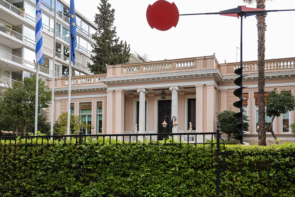 Κυβέρνηση: «Υβριδική επίθεση» με ΑΙ – «Δεν διέρρευσαν απόρρητα» στη συνομιλία Θ. Ντόκου