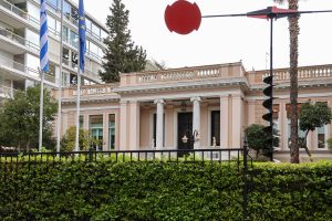 Κυβέρνηση: «Υβριδική επίθεση» με ΑΙ – «Δεν διέρρευσαν απόρρητα» στη συνομιλία Θ. Ντόκου