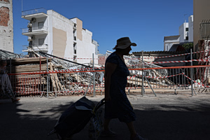 «Η γη άνοιξε κάτω από τα πόδια μας» – Συγκλονιστικές μαρτυρίες από την κατάρρευση πολυκατοικίας στα Πετράλωνα (video)