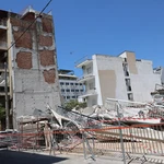 Πετράλωνα: Εκκενώθηκε και η διπλανή πολυκατοικία του κτιρίου που κατέρρευσε – «Και ο Πύργος της Πίζας γέρνει, αλλά δεν έπεσε»