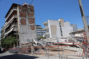 Πετράλωνα: Εκκενώθηκε και η διπλανή πολυκατοικία του κτιρίου που κατέρρευσε – «Και ο Πύργος της Πίζας γέρνει, αλλά δεν έπεσε»