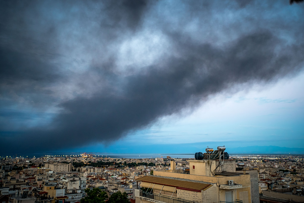 Θεσσαλονίκη: Συνεχίζεται η μάχη με τη φωτιά στο Ωραιόκαστρο – Σε καλή κατάσταση οι τραυματίες πυροσβέστες
