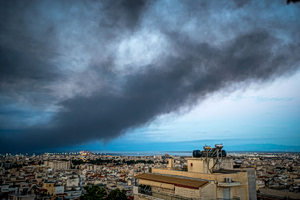 Θεσσαλονίκη: Συνεχίζεται η μάχη με τη φωτιά στο Ωραιόκαστρο – Σε καλή κατάσταση οι τραυματίες πυροσβέστες