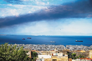 Τοξικό νέφος από την πυρκαγιά στο Ωραιόκαστρο – Τι συστήνουν οι ειδικοί