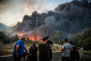 Τοξικό νέφος από τη φωτιά στο Ωραιόκαστρο: Διοξίνες, PM2.5 και καρκινογόνες ουσίες – «Έφτασε και στην Αττική»