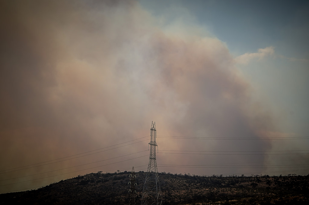 Φωτιά στην Οινόη: Μάχη για να μην φτάσει σε σπίτια, ήχησε το 112 για ετοιμότητα – Πού έχει διακοπεί η κυκλοφορία