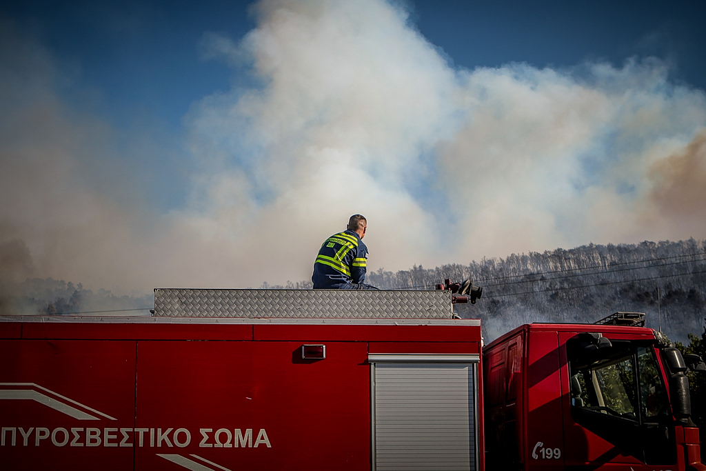 Πυρκαγιά στην Οινόη: Βελτιωμένη η εικόνα – Μάχη για την κατάσβεση σε πολλαπλές ενεργές εστίες