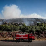 Πυρκαγιά στην Οινόη: Βελτιωμένη η εικόνα – Μάχη για την κατάσβεση σε πολλαπλές ενεργές εστίες (βίντεο)