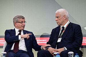 «Στην Κύπρο έγινε τουρκική εισβολή»: «Πυρά» Χατζηβασιλείου κατά Νταβούτογλου στο συνέδριο του Economist (video)