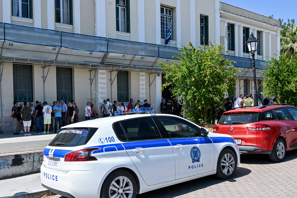 Αιματηρή καταδίωξη στο Άργος: Ενώπιον ανακριτή οι δύο αστυνομικοί – Σε εξαιρετικά κρίσιμη κατάσταση ο 20χρονος