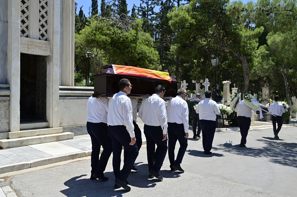 Το διαφορετικό «αντίο» στην Πάολα Ρεβενιώτη – Τυλιγμένη με τη σημαία της ΛΟΑΤΚΙ κοινότητας η σορός