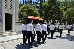 Το διαφορετικό «αντίο» στην Πάολα Ρεβενιώτη – Τυλιγμένη με τη σημαία της ΛΟΑΤΚΙ κοινότητας η σορός