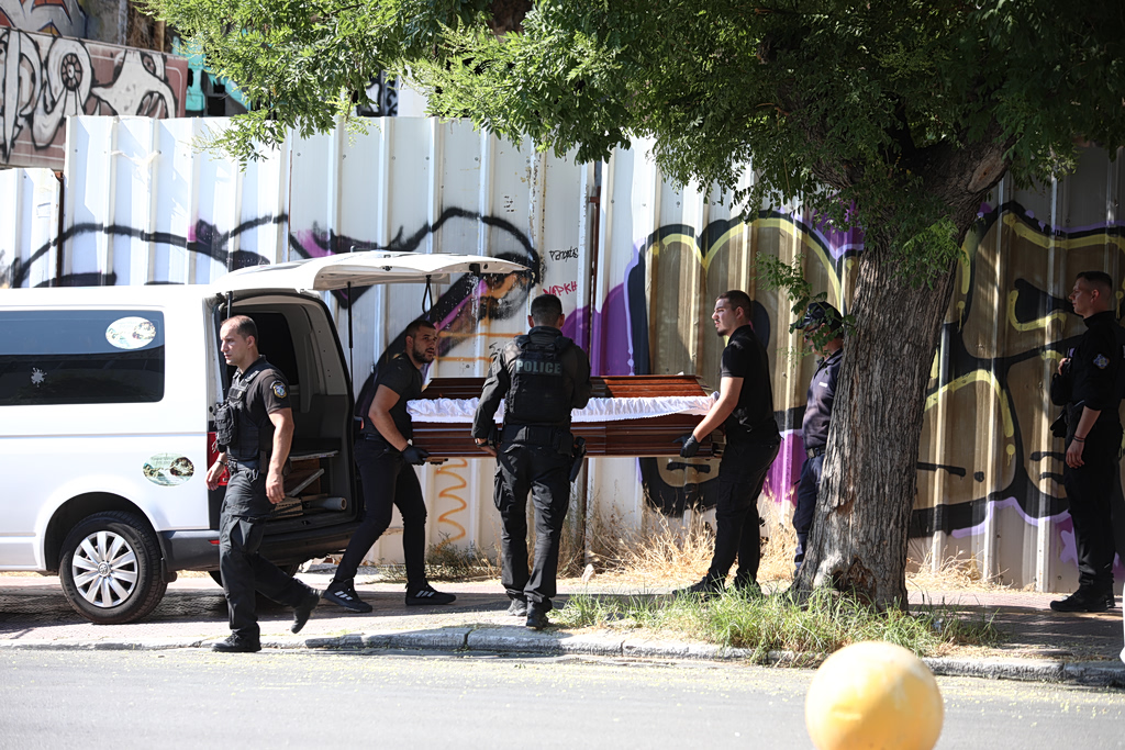 Φρίκη στην Κυψέλη: Σε μικρόσωμη γυναίκα ανήκουν τα λείψανα σε αποσύνθεση που βρέθηκαν σε βαλίτσα
