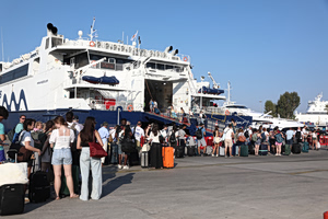 Αδειάζει η Αθήνα: Χιλιάδες ταξιδιώτες εγκαταλείπουν το λεκανοπέδιο – Στο «κόκκινο» η κίνηση στα λιμάνια
