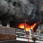 Φωτιά σε διαμέρισμα στον Πειραιά: Απομακρύνθηκαν κάτοικοι από άλλους ορόφους – Η στιγμή των εκρήξεων (video)