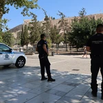 Ακρόπολη: «Πήγε να σφάξει τη γυναίκα, την είδαμε κάτω με αίματα» – Γνωστός στις Αρχές ο δράστης